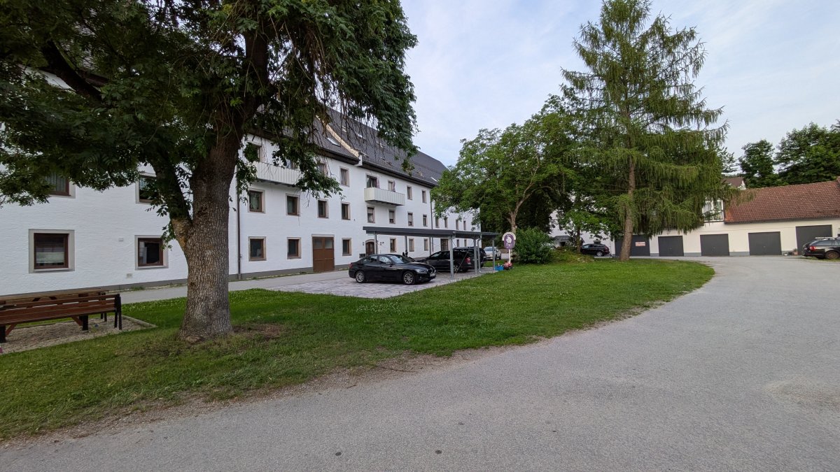 Hauptgebäude Marienthal mit Vorplatz und Wiese, Sommer 2025